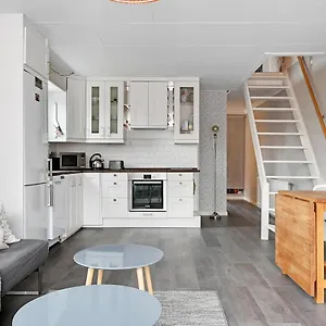 https://pink-cottage-in-stockholm-with-loft-and-king-bed.find-stockholm-hotels.com